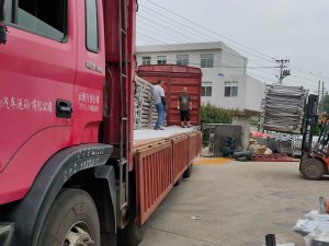 金用護欄2020年7月26日陽臺玻璃護欄裝車發貨！