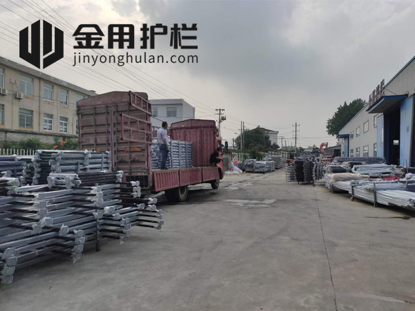 金用護欄2020年7月29日鋅鋼玻璃護欄裝車發貨！