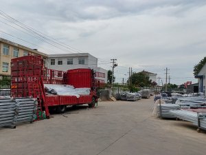 金用護欄2020年8月7日陽臺玻璃護欄裝車發貨！