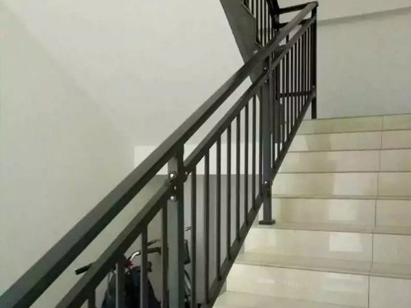 如何選擇適合自己的樓梯扶手廠家，看過這里你就知道了！