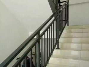 如何選擇適合自己的樓梯扶手廠家，看過(guò)這里你就知道了！