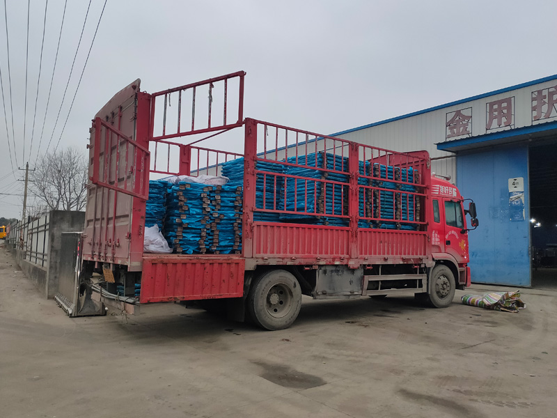 金用護(hù)欄2022年1月5日鋅鋼陽臺(tái)欄桿裝車發(fā)貨！