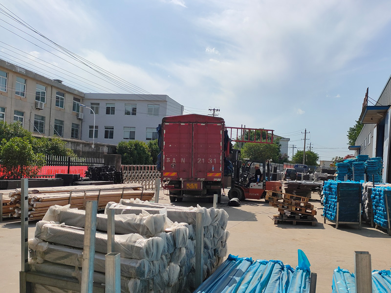 金用護(hù)欄2022年6月13日鋅鋼百葉窗裝車發(fā)貨！
