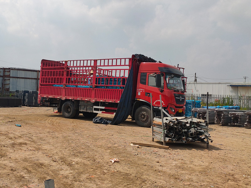 金用護(hù)欄2022年6月17日鋅鋼陽(yáng)臺(tái)欄桿裝車(chē)發(fā)貨! 金用護(hù)欄2022年6月17日鋅鋼陽(yáng)臺(tái)欄桿裝車(chē)發(fā)貨!