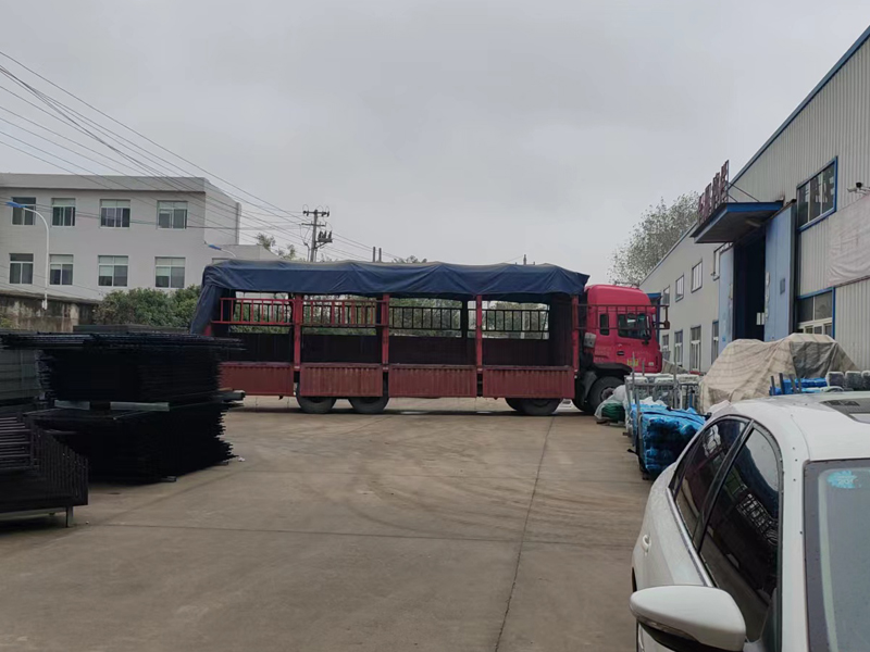 金用護(hù)欄2022年10月31日鋅鋼圍墻護(hù)欄裝車發(fā)貨！