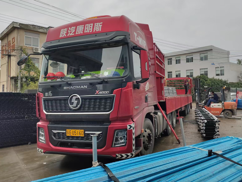 金用護欄2022年11月1日鋅鋼連廊欄桿裝車發貨！