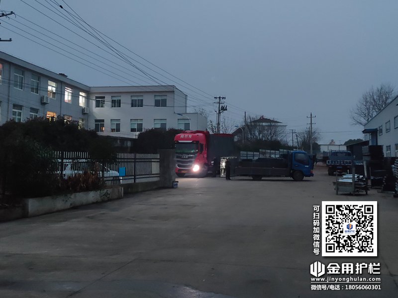 2023年12月15日鋅鋼連廊欄桿裝車發貨！